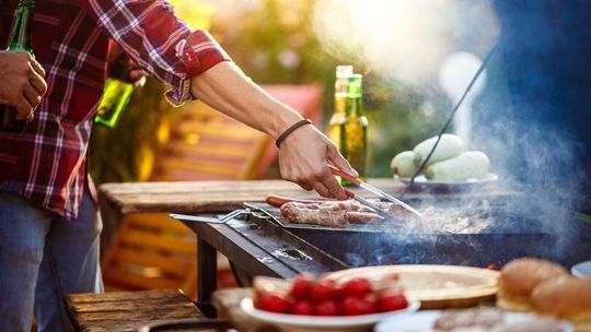 Polacy zmieniają grillowe nawyki. Kiełbasa zostaje, ale piwo już niekoniecznie