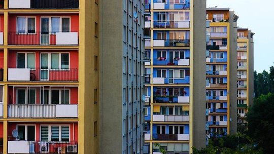 Polityka mieszkaniowa w Polsce: brak planowania przestrzennego i wyprzedaż zasobów hamują rozwój