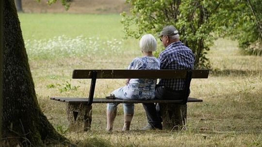 Polki nie inwestują z myślą o emeryturze. Problemem są zarobki niższe niż mężczyzn.