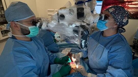 Precyzyjne operacje dzięki nowemu mikroskopowi w Lublinie