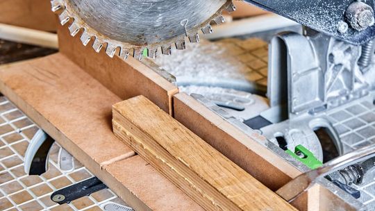 Profesjonalna piła stołowa do drewna ? jak wybrać odpowiedni model?