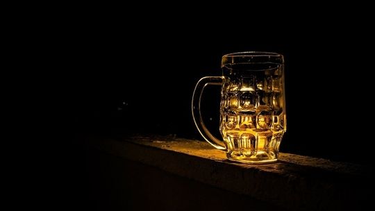 Raport: picie piwa odpowiada za alarmujący wzrost spożycia alkoholu w Polsce 