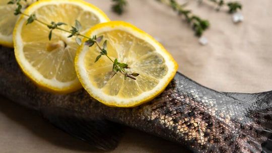 Ryby wracają na stoły. Słodkowodne czy morskie - które wybrać i jak je przygotować?