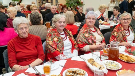 Seniorzy z gminy Lubartów przy wigilijnym stole. Opłatek i kolędy w Nowodworze