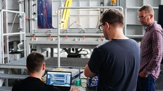 Światłowody w kompozytach – inteligentne materiały z Lublina podniosą bezpieczeństwo w motorsporcie