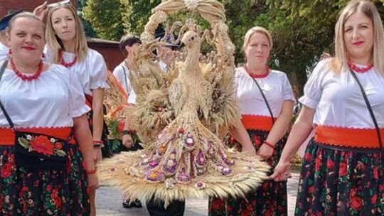 Święto plonów w Jastkowie. Wieńce dożynkowe i wspólna zabawa w parku przy pałacu