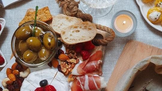 Sylwestrowy stół bez stresu. Przekąski, które sprawdzą się przez całą noc