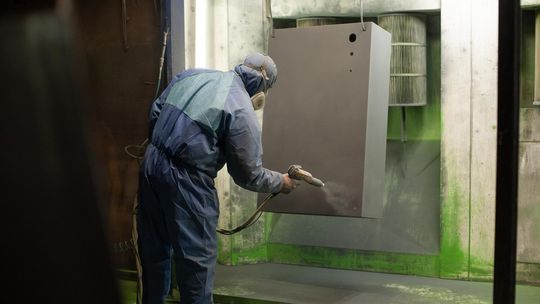 Szkiełkowanie stali ? co to jest i czym różni się od śrutowania?