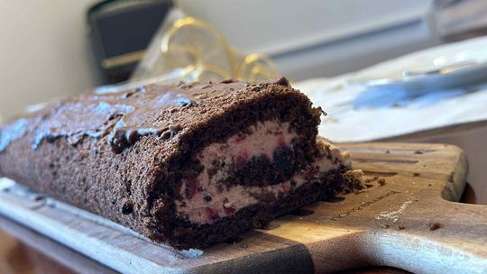 Szybkie i proste ciasto imieninowe - Rolada czekoladowo-jagodowa