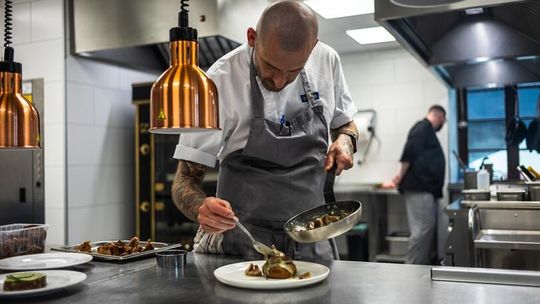 Ten tatar z jagnięciny w Lublinie podbija internet. Sekret tkwi w czarnym czosnku