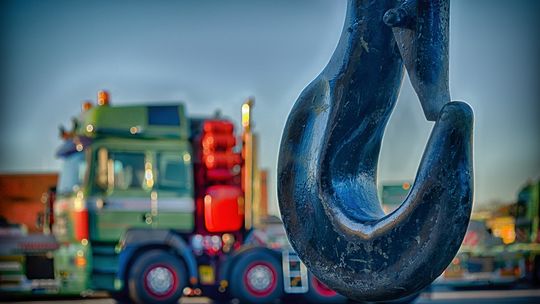 Transport ADR i wynajem dźwigów - gdzie znajdziemy takie usługi?