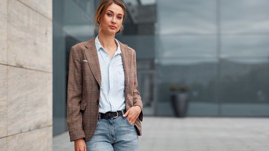 Trendy w marynarkach damskich – oversize, slim fit czy taliowane?