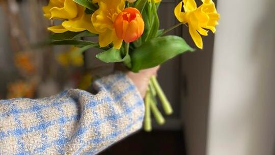 W czym usiąść do wielkanocnego stołu? Stylistka radzi, jak połączyć wygodę i klasę