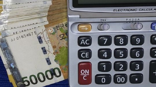 W kolejnych miesiącach czeka nas obniżka stóp procentowych. To globalny trend, a nie decyzja polityczna