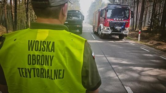 Wojsko ruszyło do walki z ogromnym pożarem w powiecie biłgorajskim. Terytorialsi wspierają strażaków