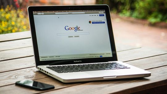 Wpływ szybkości ładowania strony na pozycjonowanie w Google w 2025 roku