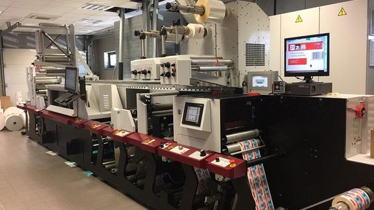 Wszechstronne zastosowania etykiet samoprzylepnych