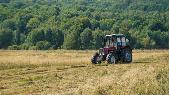 Wyhamowały inwestycje w gospodarstwach rolnych. Z powodu suszy i słabego wykorzystania środków unijnych spada sprzedaż maszyn rolniczych