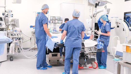 Wyjątkowa operacja w Lublinie. Pacjent stanął na nogi tego samego dnia