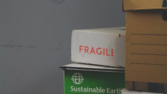 Wysyłka delikatnych i nietypowych przedmiotów. Jak zabezpieczyć przesyłki?