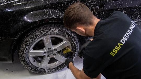 Zalane auto? Sprawdź, jak uratować samochód i uniknąć kosztownych błędów!