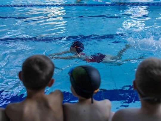 Bezpłatne karnety dla dużych rodzin na szkolne pływalnie