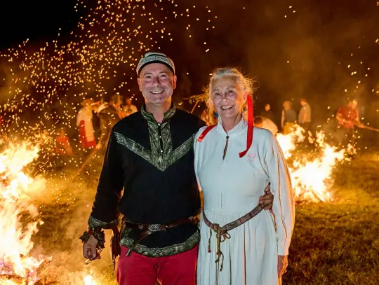 Boso przez żar. Dlaczego ludzie chodzą po ogniu?