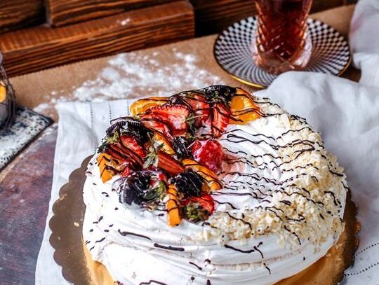 Ciasto dakłas - elegancki tort z orzechową bezą. Idealny także na wielkanocny stół