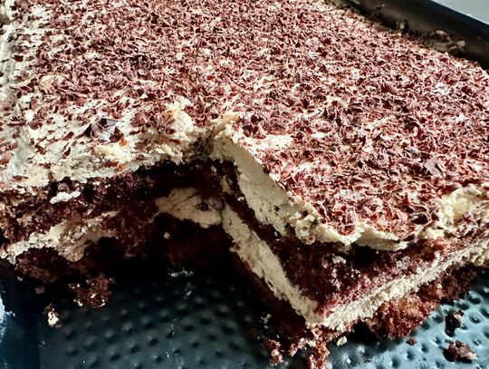 Ciasto Filipek na weekend. Kakaowy biszkopt, krem krówkowy i gorzka czekolada