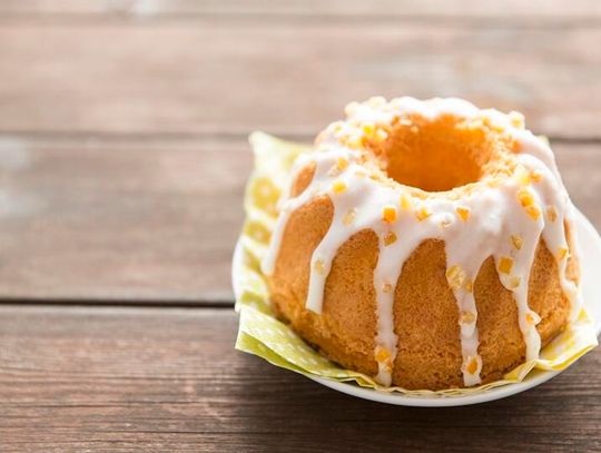 Dlaczego na Wielkanoc pieczemy babkę? Historia pachnąca szafranem i przepisy na świąteczne wypieki