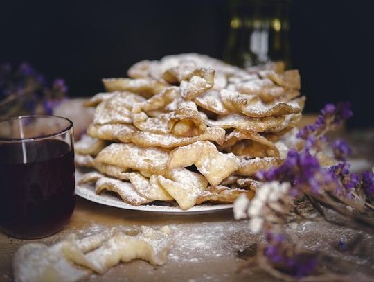 Faworki z piwem: chrust, który pęka z trzaskiem i kończy karnawał z klasą