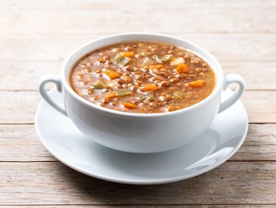 Gdy mróz za oknem, najlepiej smakuje gorąca zupa. Trzy przepisy na rozgrzewający weekend