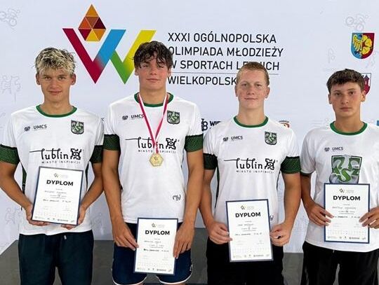 Imponujące otwarcie pływackich mistrzostw. Nasi 15 i 16-letni juniorzy z medalami po pierwszym dniu