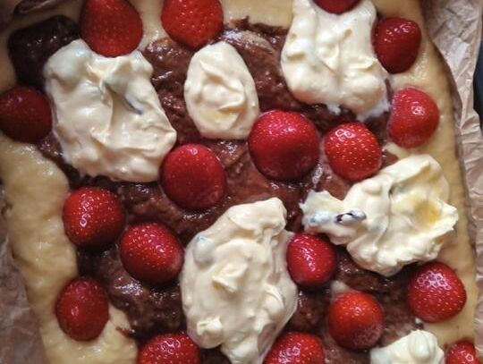 Najszybsze ciasto z truskawkami i serkiem mascarpone