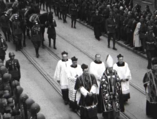 Odnaleziono nieznany film z pogrzebu Piłsudskiego. Unikatowe nagranie trafiło do Archiwów Państwowych