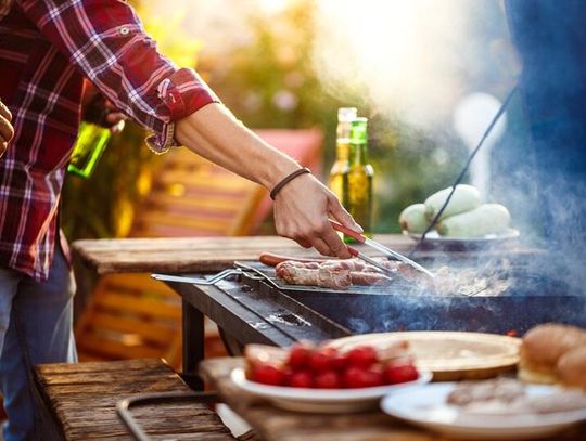 Polacy zmieniają grillowe nawyki. Kiełbasa zostaje, ale piwo już niekoniecznie