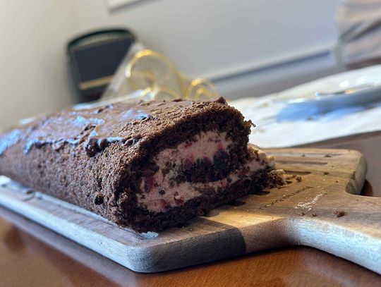 Szybkie i proste ciasto imieninowe - Rolada czekoladowo-jagodowa