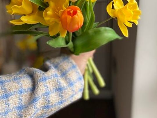 W czym usiąść do wielkanocnego stołu? Stylistka radzi, jak połączyć wygodę i klasę