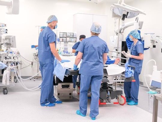 Wyjątkowa operacja w Lublinie. Pacjent stanął na nogi tego samego dnia