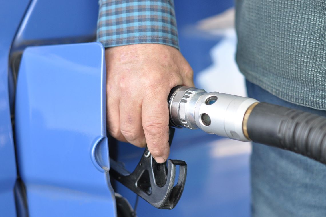 Ceny paliw będą nadal spadać. Tanieje ropa, a popyt na stacjach benzynowych maleje