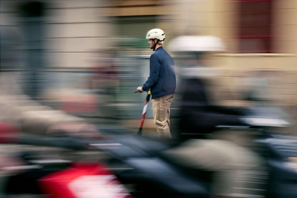 Częściej spóźniamy się do pracy, niż na randkę. FREENOW sprawdziło jacy są polscy miastoholicy 