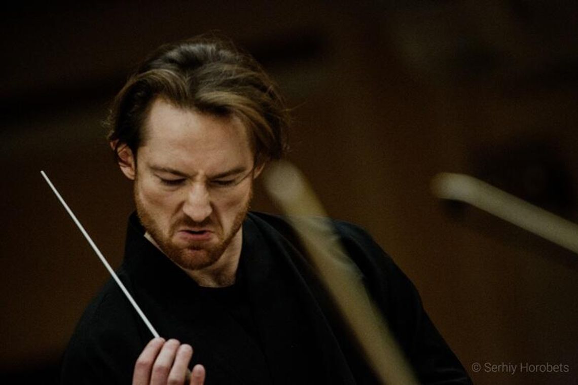 „Dyrygent nie gra, a kreuje świat dźwięków. Magia zaczyna się w ciszy."