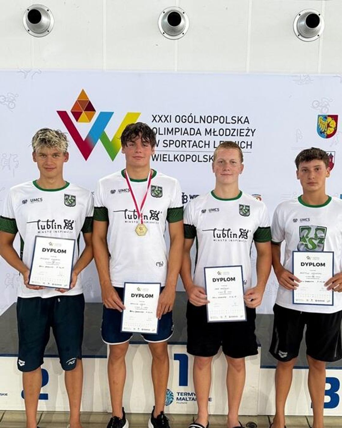Imponujące otwarcie pływackich mistrzostw. Nasi 15 i 16-letni juniorzy z medalami po pierwszym dniu