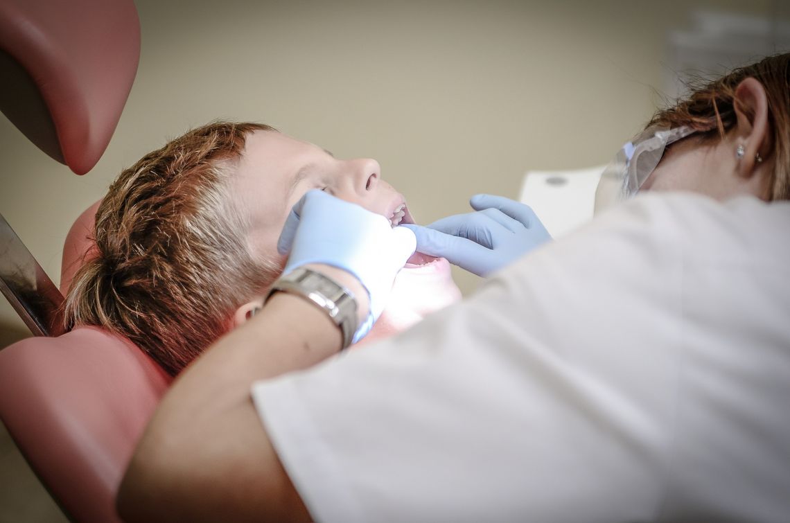 Innowacje w stomatologii przyciągają pacjentów do prywatnych gabinetów. Przyspieszają i ułatwiają proces leczenia