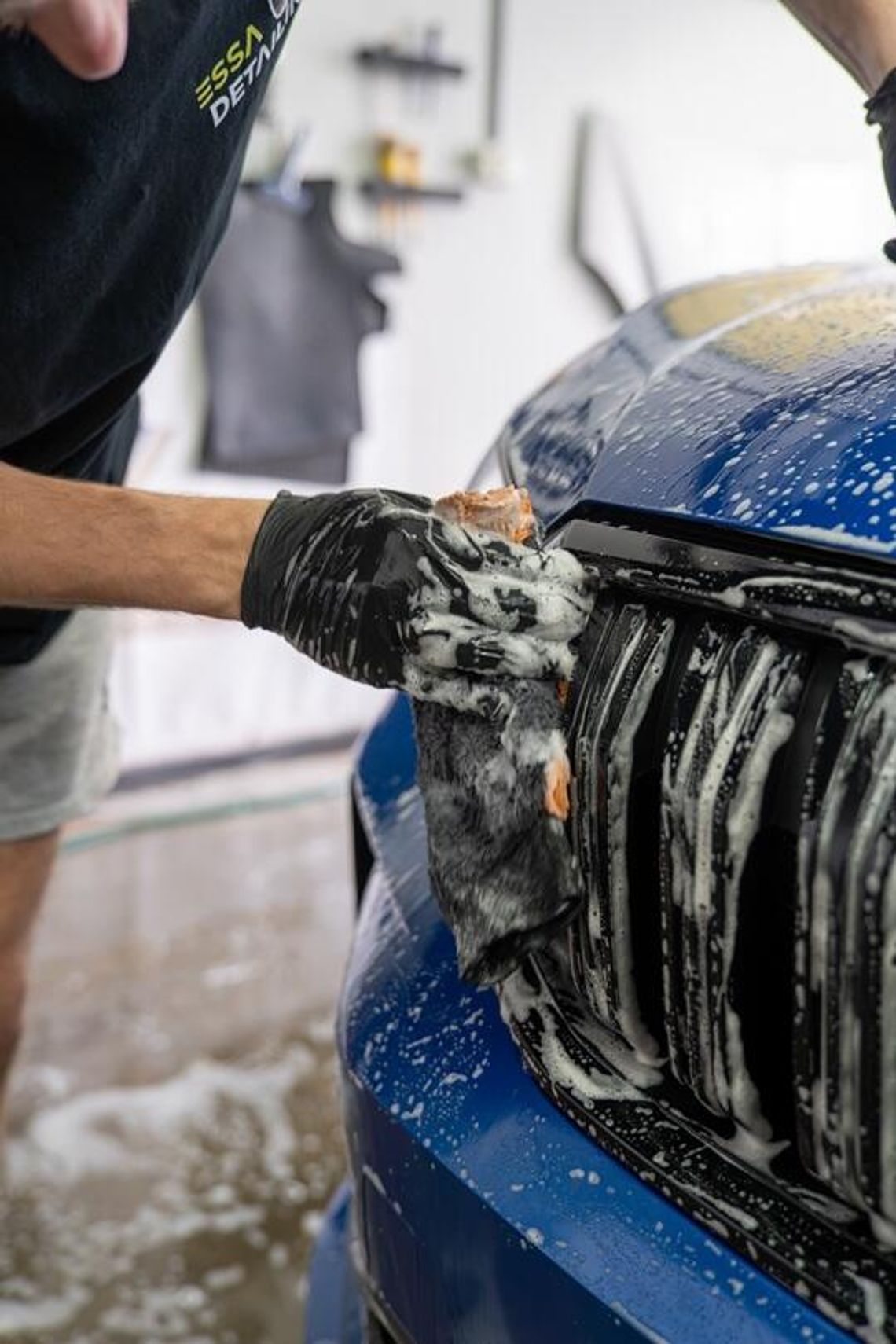 Jak myć auto, by nie rysować lakieru? – profesjonalny poradnik od Essa Detailing Lublin