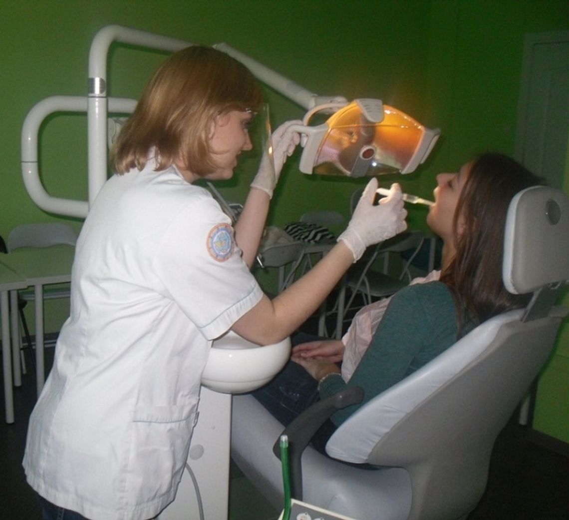 Jakie cechy powinna mieć profesjonalna asystentka stomatologiczna?