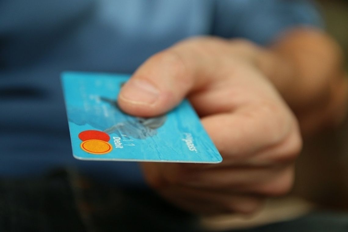 Już 1/3 Polaków płaci za zakupy wyłącznie kartą. Zgodnie z nowym prawem sklepy nie będą mogły odmówić transakcji gotówką