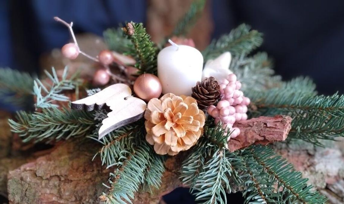 Naturalne stroiki bożonarodzeniowe wracają do łask. Trendy na tegoroczne święta