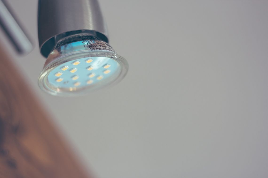 Nawet co druga żarówka LED nie spełnia wymogów. Dobrze dobrane oświetlenie pozwala zmniejszyć zużycie energii o kilkadziesiąt procent
