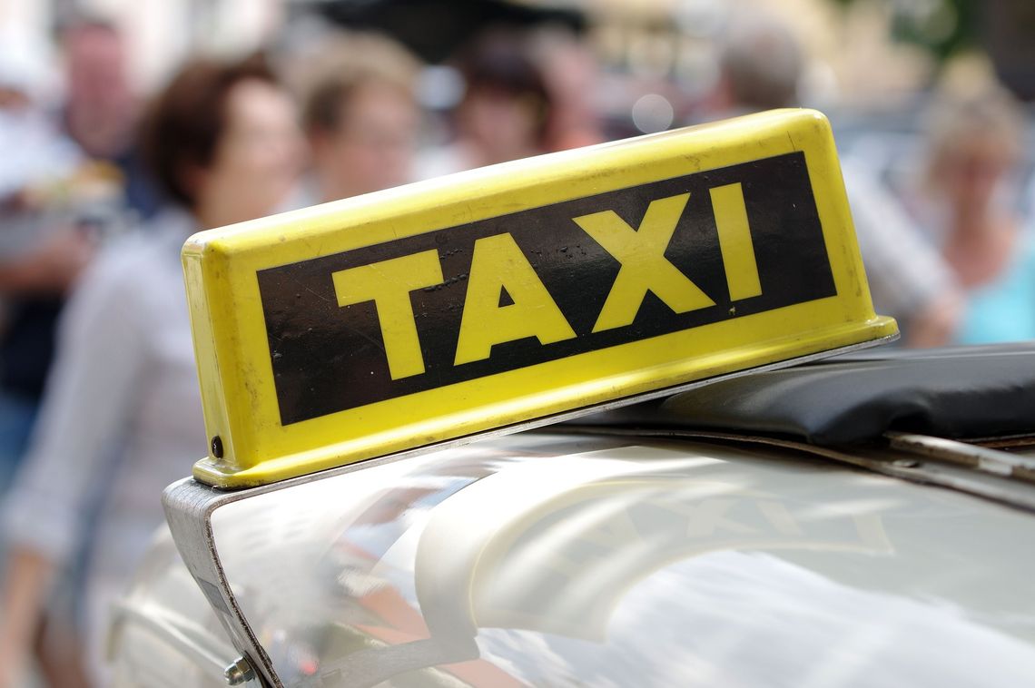 Nowe przepisy wyrównają szansę między taksówkarzami a innymi przewoźnikami. Aplikacja mobilna zastąpi taksometr